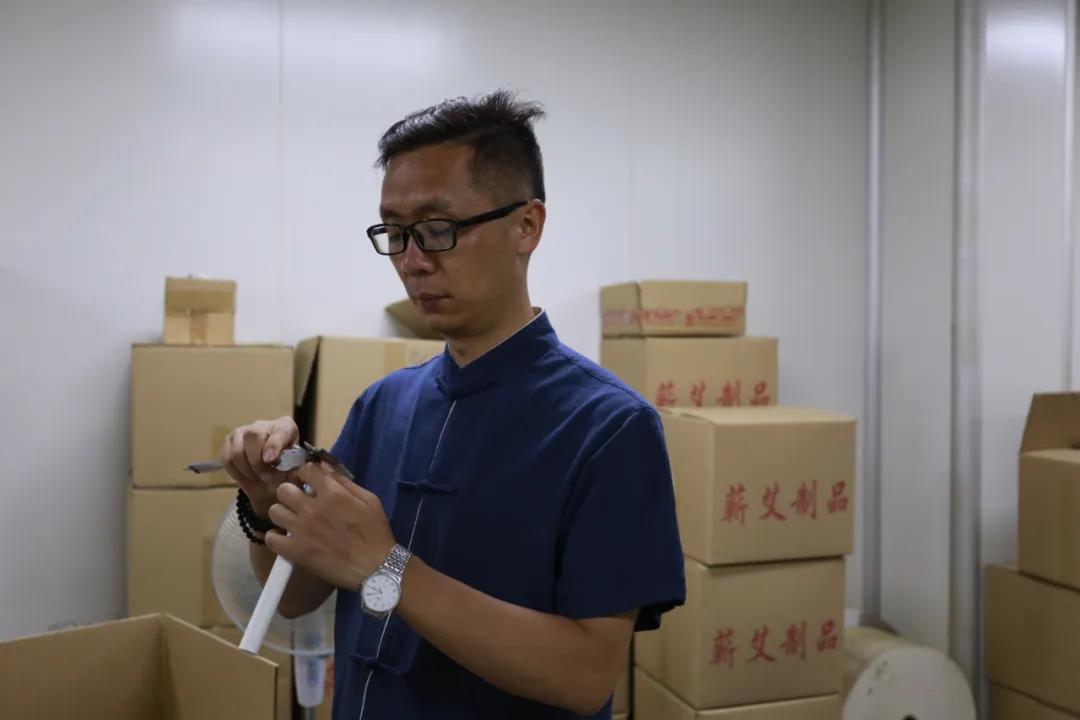 艾灸需用純艾條，手把手教你如何制艾